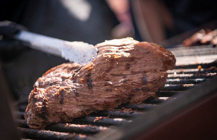 Carne preparada na grelha, qualidade que faz parte do seu buffet